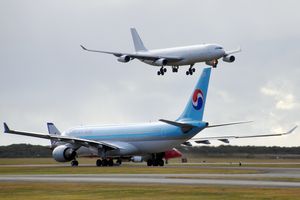 A340 4발 엔진 항공기(비행 중)와 비교하여 더 가벼운 A330(지상)은 엔진이 두 개이고 중앙선 바퀴 보기가 없다.