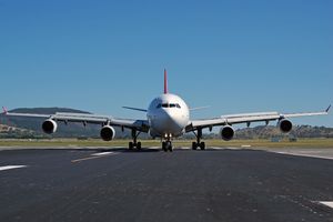 정면에서 본 터키항공(Turkish Airlines)의 A340-300. A340의 동체 단면은 A300에서 유래하며 A330과도 동일하다.