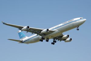쿠웨이트 항공(Kuwait Airways)의 A340-300. 좌우 주익의 뿌리에 메인 랜딩기어가, 그 사이 동체 중앙에 중앙 랜딩기어가 배치되어 있다.