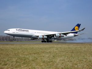 루프트한자 독일항공의 A340-200가 착륙하는 모습. 쓰러스트 리버서(엔진 카울링 주변의 붉은 돌기)를 전개하고 있다.