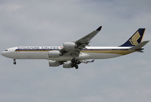 싱가포르항공의 A340-500. 싱가포르항공은 A340-500을 이용하여 싱가포르와 뉴욕을 잇는 세계 최장의 직항 노선을 개설하였다.