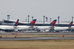 나리타 국제공항에 주기하는 델타항공기 (2010년)