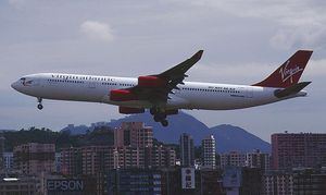 에어버스 A340-300이 계류장 공항에 착륙하며 "No Way BA/AA" 도장을 선보이고 있다.