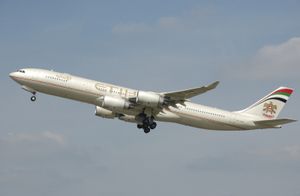 이전의 UAE 국장이 새겨진 첫 번째 도색을 한, 현재는 퇴역한 에어버스 A340-500