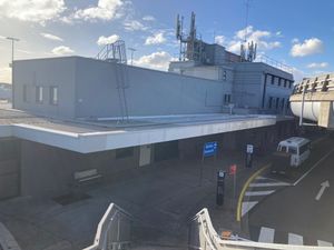 2024년 9월의 동일한 터미널 건물(관제탑은 제거됨)