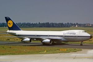1970년 루프트한자는 유럽 항공사 최초로 보잉 747 여객기를 정기 여객 운항에 도입했다. 사진은 1985년 뒤셀도르프 공항에 있는 747-200이다.