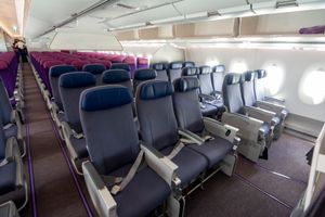 에어버스 A350-900 이코노미 클래스 추가 레그룸(전면)과 이코노미 클래스 표준(후면).