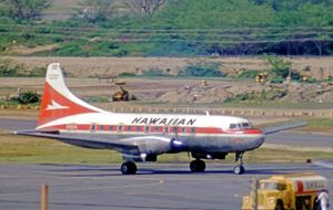 1971년 호놀룰루(Honolulu) 국제공항에 있는 하와이안 항공의 컨베어 640 터보프롭 여객기입니다. 하와이안 항공은 1952년부터 1974년까지 컨베어기를 운항했습니다.