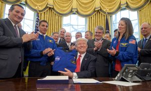 크루즈와 도널드 트럼프 대통령, 2017년 NASA 전환 승인 법안 서명 후