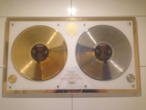 1982년 EMI에서 발매된 Greatest Hits (1981)의 금/은 디스크. 2,500만 장 이상 판매되어 퀸의 베스트셀러 앨범이 되었다.