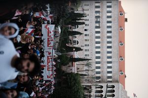 2019년 10월 23일, 베이루트 그랜드 세리얼 앞에서 "종파주의 지배 반대"라는 피켓을 든 시위대