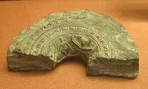 서 있는 여신이 있는 마우리아 환석. 파키스탄 북서부. 기원전 3세기. 대영 박물관