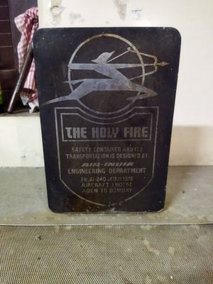 아덴에서 로나발라 아기아리(인도)로 옮겨지는 성화를 넣은 특수 용기