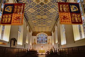 왕립 빅토리아 훈장의 예배당 역할을 하는 세이보이 예배당(세이보이 왕의 예배당)(2020년 촬영). 배너는 당시 재임 중이던 훈장의 국왕(오른쪽)과 훈장의 숙장(왼쪽)의 배너입니다.