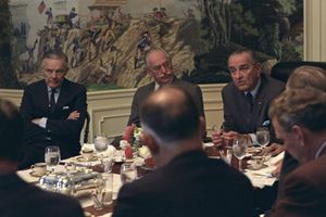 로지, 딘 애치슨, 그리고 다른 사람들이 1968년 대통령 린든 B. 존슨과 회의하는 모습.