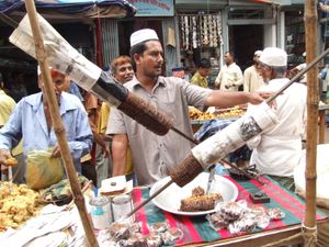다카 구시가지의 차우크 바자르 이프타르 시장의 케밥 판매원. 다카 구시가지는 100년 된 이프타르 바자르로 유명하다.
