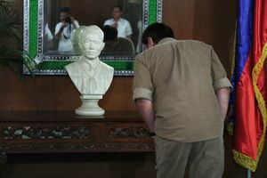 2016-2022년 대통령 로드리고 두테르테가 음악실에서 작곡가 니카노르 아벨라르도의 흉상을 보고 있다.