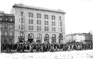 1917년 헬싱키에서 파업중인 장면. 노동자들은 식량 및 러시아 임시정부가 핀란드 의회에 입법권을 완전히 양도할 것을 요구했다.