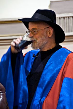 2008년 트리니티 칼리지 더블린에서 명예 박사 학위를 받은 직후 아일랜드 스타우트를 마시고 있는 프랫쳇