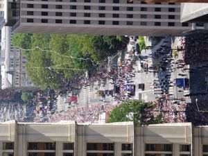 티커테이프 퍼레이드를 통해 맨해튼에서 팀의 2015 FIFA 여자 월드컵 우승을 축하하고 있다