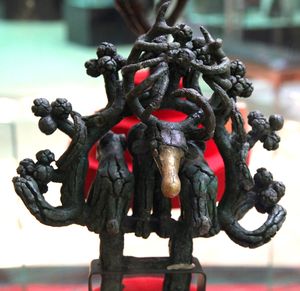 알라자회위크 청동 기준 금 코와 두 마리의 사자/표범 (아나톨리아 문명 박물관)