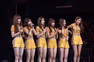 2016년 7월 30일 KCON16 LA에서 무대에 선 여자친구.