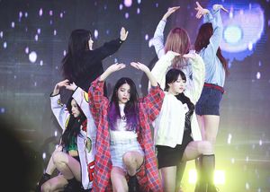 2018년 5월 6일 아시아 모델 어워즈에서 〈밤〉 공연중인 여자친구