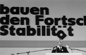 1972년 바이츠제커가 기독교민주연합(CDU) 당대회에서 연설하는 모습