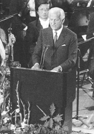 1990년 10월 3일 베를린 필하모니에서 열린 독일 통일 기념식에서 연설하는 바이츠제커