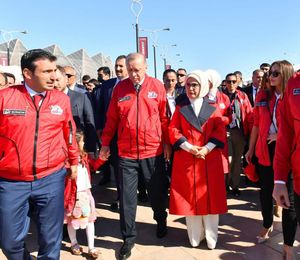 에르도안(가운데)과 그의 배우자 에미네 에르도안(Emine Erdoğan)(가운데 오른쪽), 손녀 카난 아이뷔케(Canan Aybüke)(가운데 왼쪽), 사위 셀축 바이락타르(Selçuk Bayraktar)(왼쪽)이 아제르바이잔(Azerbaijan)의 테크노페스트(Teknofest) 축제에서(2022)