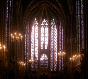 생트샤펠 예배당 내부 공간, 외부로 돌출된 버팀벽과 철제 보조재의 사용으로 "새장"과 같은 가벼운 공간을 형성한다.