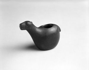 라마와 알파카의 작은 돌 조각상인 코노파(conopas)는 현대 페루와 볼리비아 고지대에서 가장 흔하게 사용된 의례용 조상(像)이었다. 이러한 종교적 물건들은 종종 동물 우리에 묻혀 주인에게 보호와 번영을, 가축에게는 다산을 가져다주도록 했다. 등에 있는 원통형 구멍에는 동물성 지방, 코카잎, 옥수수 알갱이, 조개껍질 등의 혼합물 형태로 신들에게 바치는 제물이 채워져 있었다.