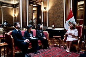 미주인권위원회 대표들이 2022년 페루 정치 시위 당시 볼루아르테 대통령과 회의하는 모습