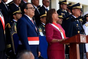 2022년 12월 15일, 알베르토 오타롤라 국방장관(페루 국방부)과 함께 있는 볼루아르테 대통령