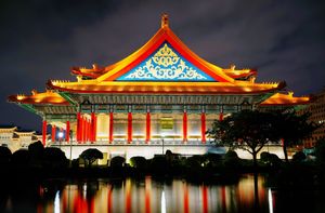 밤에 조명을 밝힌 국립음악당