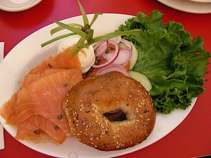 뉴욕식 베이글과 훈제 연어