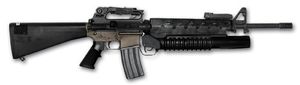 열 차폐 핸드가드와 부착된 M203 유탄발사기가 장착된 M16A2