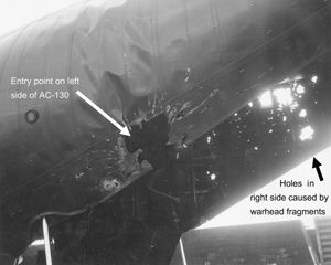 SA-7 미사일 폭발로 인한 AC-130 건쉽의 꼬리 부분 손상 (왼쪽), 1972년 5월