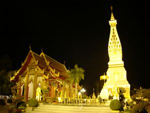 낙온파놈의 왓 프라탓 파놈. 16세기에 이전 크메르 유적 위에 건설되었으며, 이산 지역이 란쌍 왕국에 속했던 시대의 유물이다. 이 사원은 중요한 순례지이며, 라오스와 이산 지역의 라오인들이 사원 축제에 참여하기 위해 방문한다.