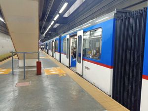 마닐라 메트로 레일 트랜짓 시스템 3호선(MRT Line 3) 부엔디아 역 열차