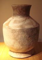 기원전 2300년전 유물로 추정되는 토기항아리