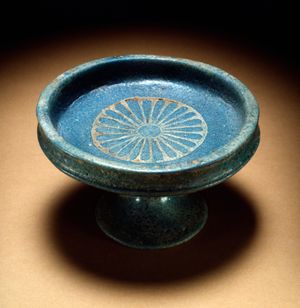 청색 파이앙스 받침대와 받침대, 신왕국 시대(기원전 1400–1325년)