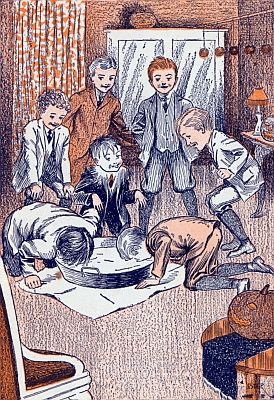 할로윈에 사과 따먹기 하는 아이들