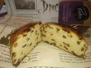 상업용 밤브랙, 안에서 발견된 반지를 보여줌