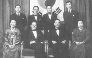 1948년 파리 유엔총회에 대한민국 승인을 위해 파견된 한국대표단. 앞줄 왼쪽부터 모윤숙, 조병옥, 장면, 김활란, 뒷줄 왼쪽부터 정일형, 김우평, 장기영, 김준구.