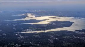 나소 군 노스 쇼어의 녹지를 위에서 내려다본 항공 사진, 서쪽을 향하고 있음. 카우 넥 반도가 중앙의 첫 번째 반도로 보이며, 바로 위에는 매싯 베이가, 바로 아래에는 헴프스테드 하버가 있음.