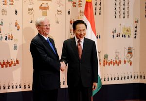 2009년 12월 1일 서울에서 이명박 대통령과 함께한 소욤