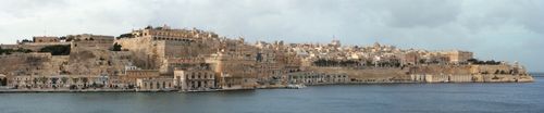항구에서 바라본 성곽 도시 발레타