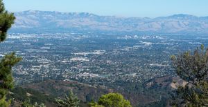 산타클라라 계곡은 연평균 301일의 햇살을 받는 지중해성 기후를 경험합니다.