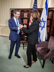 2024년 2월 독일에서 열린 제60차 뮌헨 안보회의에서 미국 부통령 카멀라 해리스가 이스라엘 대통령 이삭 헤르초그와 만남